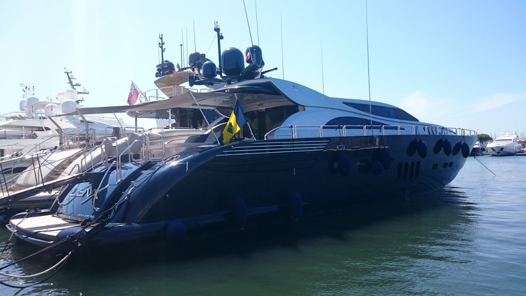 Saint Tropez - Un yacht qui en envoie