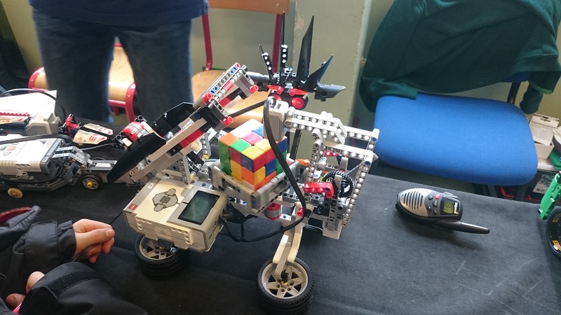 Lego MOC - Créations Légo - Robot qui fait un rubiks cube !