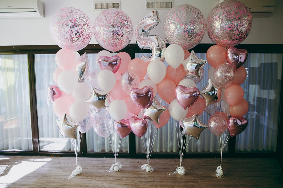 Idées décoration d'anniversaire de 8 ans avec des ballons lettres