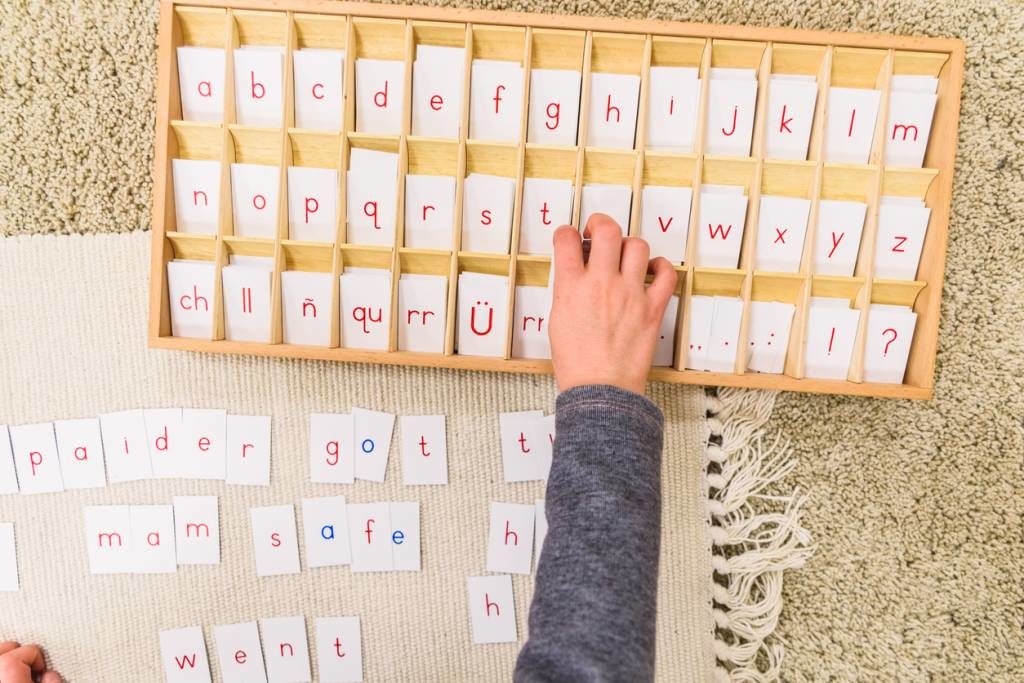 4 activités Montessori pour un apprentissage ludique - Kit de lettres