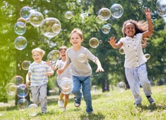 Quelles solutions pour faire garder ses enfants pendant les vacances scolaires