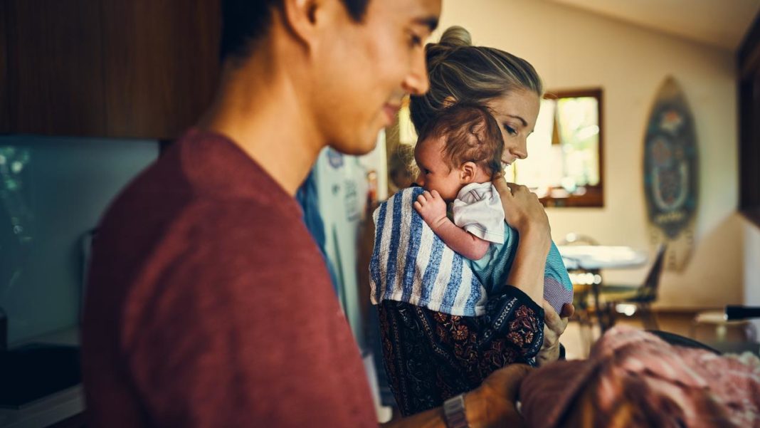 Comment se partager les tâches au sein du couple à la naissance d'un bébé