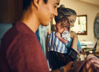 Comment se partager les tâches au sein du couple à la naissance d'un bébé