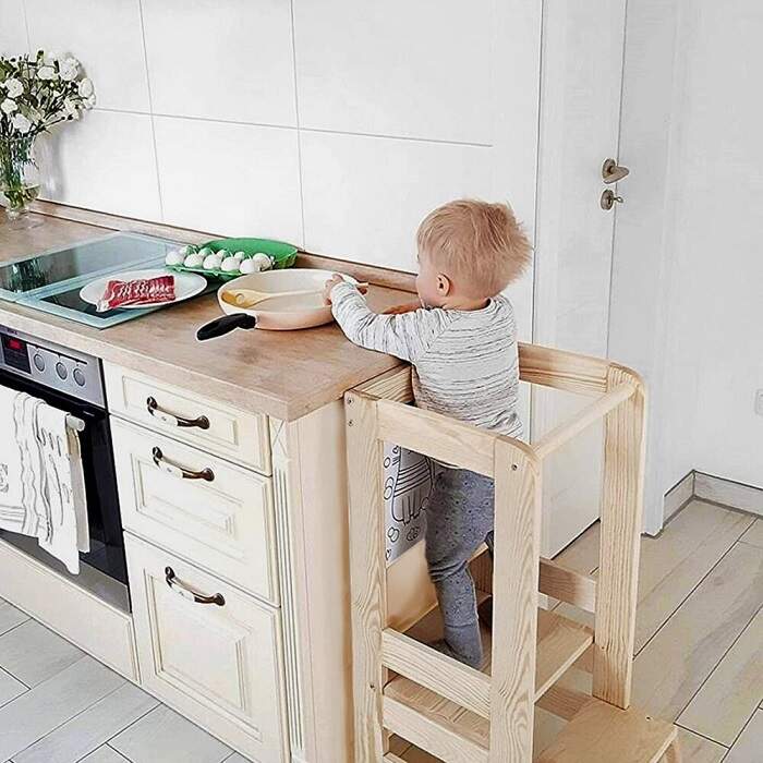 Apprendre a un enfant a cuisiner avec une tour montessori