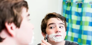 Comment conseiller son adolescent pour savoir comment bien se raser