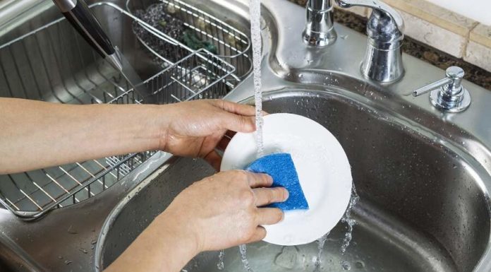 La vaisselle a la main est-elle plus écologique que le lave-vaisselle ?