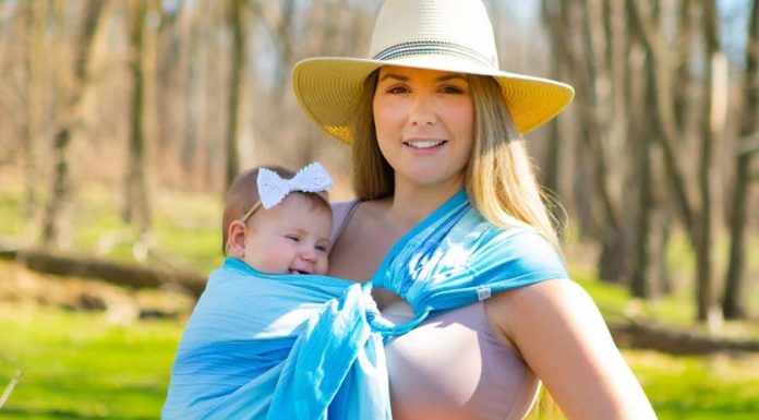 Conseils pour bien porter bébé sur la hanche
